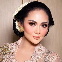 Dikreasikan hairstylist kenamaan Yudin, sanggul Krisdayanti dinamakan Bangun Tulak. Foto: Instagram/@dhirmanputra