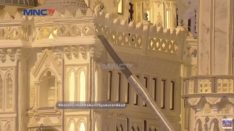 Makna Pemotongan Kue Pengantin 3 Meter di Pernikahan Aurel dan Atta