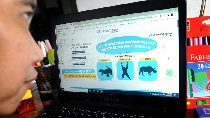 Seorang perancang grafis mengamati pengumuman kompetisi maskot yang digelar PT Bank J Trust Indonesia Tbk (J Trust Bank) di Jakarta, Minggu (4/4/2021). Lebih dari 1.000 perancang grafis telah mendaftar untuk mengikuti lomba pembuatan maskot dengan tema hewan langka di Indonesia, sebagai komitmen J Trust Bank dalam mendukung tumbuhnya industri kreatif di masa pandemi.