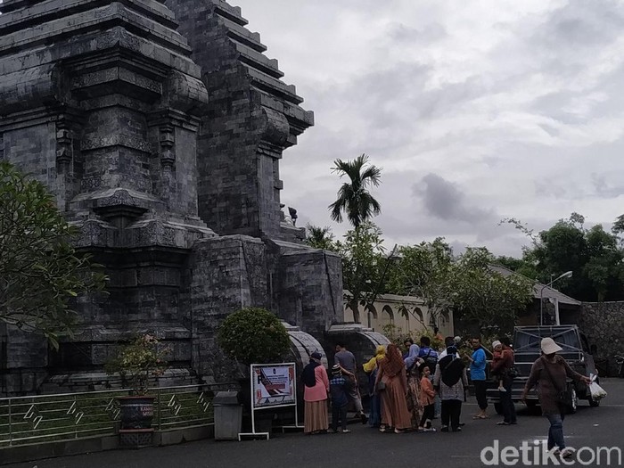 Di long weekend kali ini, jumlah pengunjung Makam Bung Karno meningkat 20 persen. Peziarah masih didominasi rombongan ziarah Wali Songo.