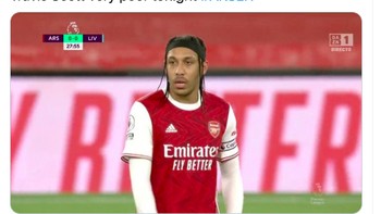 Gaya rambut baru Aubameyang disebut mirip rapper Travis Scott. Sayang penampilannya tadi malam buruk. Foto: Twitter