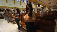 Umat Kristiani melaksanakan Misa Malam Paskah di Gereja Katolik Kristus Raja, Surabaya, Jawa Timur, Sabtu (3/4/2021).