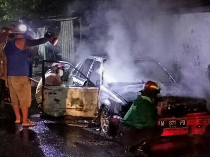 Sebuah mobil sedan terbakar di Pasuruan. Mobil terbakar tak lama setelah diparkir lalu ditinggal tidur.