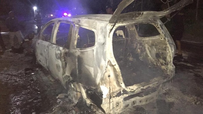 Sebuah MPV hangus terbakar di Ponorogo. Penyebabnya karena ada korsleting listrik.