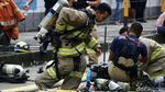 Momen Penghuni Berhamburan saat Basement Apartemen Taman Sari Terbakar