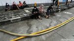 Momen Penghuni Berhamburan saat Basement Apartemen Taman Sari Terbakar