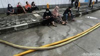 Terlihat, banyak penghuni apartemen yang turun untuk evakuasi sementara.