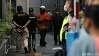 Petugas damkar masih menyisir sambil melakukan pendataan.