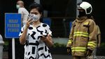Momen Penghuni Berhamburan saat Basement Apartemen Taman Sari Terbakar