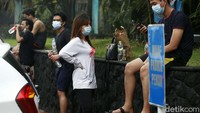 Para penghuni menunggu di luar hingga diperbolehkan masuk ke apartemen.