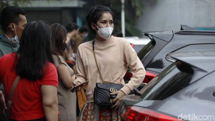 Momen Penghuni Berhamburan saat Basement Apartemen Taman Sari Terbakar Kebakaran tejadi di Apartemen Taman Sari, Jakarta Selatan, dini hari tadi. Begini momen saat penghuni apartemen berhamburan keluar gedung.