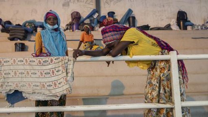 Internally displaced people (IDP) from Palma gather in the Pemba Sports center to receive humanitarian aid in Pemba on April 2, 2021. They people were evacuated from the coasts of Palma after armed insurgents attacked the city on March 24, 2021. (Photo by Alfredo Zuniga / AFP)