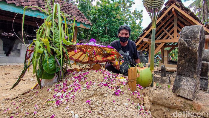 Pelaku pembunuhan terhadap wanita muda berkaki palsu, Takdir Sunariati (21) akhirnya terungkap. Pelaku tak lain merupakan NAF (22) yang dikenal dekat dengan korban.