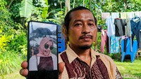 Sunardi (40) menunjukkan foto adiknya Takdir Sunariati (21), yang tewas dibunuh. Sunardi tak menyangka adiknya menjadi korban pembunuhan keji sosok yang sudah dia anggap sebagai saudara itu.