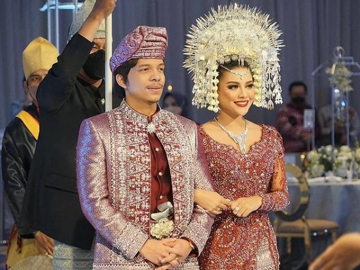 Penampilan Aurel Hermansyah dan Atta Halilintar saat hari pernikahan Penampilan Aurel Hermansyah dan Atta Halilintar saat hari pernikahan