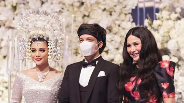 Penampilan Aurel Hermansyah dan Atta Halilintar saat hari pernikahan