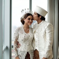 Sementara itu Atta Halilintar pada hari akad nikahnya mengenakan beskap dan celana putih yang dilengkapi kain jarik yang dililitkan ke pinggangnya. Headband atau ikat kepala yang biasanya menghiasi rambutnya kini berganti menjadi peci. Foto: Dok. Instagram @verakebaya @verrelbramasta @titidj @bennusorumba