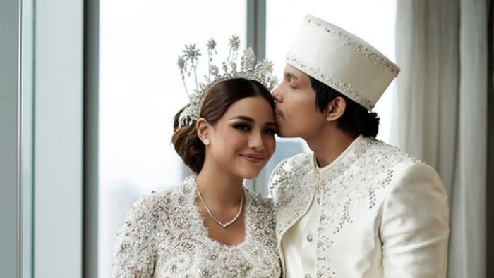 Penampilan Aurel Hermansyah dan Atta Halilintar saat hari pernikahan
