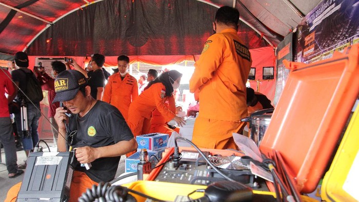 PENCARIAN KAPAL TENGGELAM Personel Basarnas melakukan komunikasi saat pencarian korban kapal Barokah Jaya yang tenggelam di Eretan wetan, Indramayu, Jawa Barat, Minggu (4/4/2021). Kapal nelayan Barokah Jaya yang membawa 32 ABK tenggelam usai bertabrakan dengan kapal Habco Pioneer di perairan Indramayu, 15 orang selamat dan 17 orang anak buah kapal masih dalam pencarian. ANTARA FOTO/Dedhez Anggara/foc.