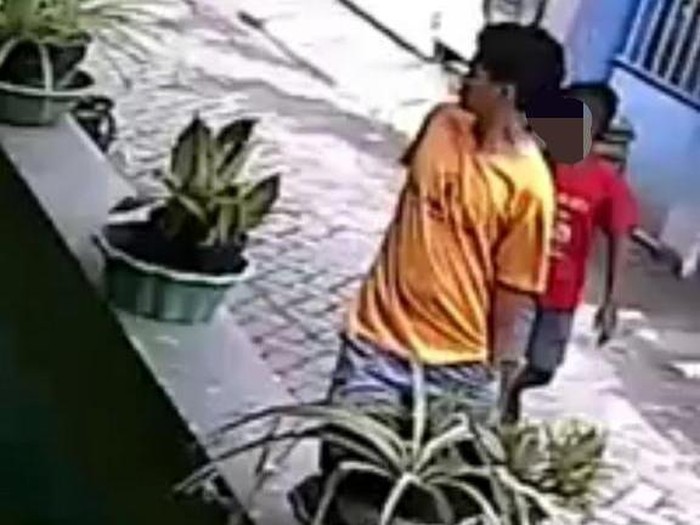 Aksi pencurian motor di Surabaya terekam kamera CCTV. Aksi pencurian ini pun viral di media sosial.
