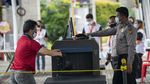 Potret Polisi Jaga Gereja Katedral saat Ibadah Misa Paskah