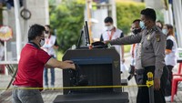 Polisi memeriksa barang milik umat Katolik yang akan beribadah Misa Paskah di Gereja Katedral, Jakarta, Minggu (4/4/2021).