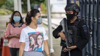 Polisi tampak menentang senjata laras panjang.