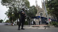 Polisi berjaga saat berlangsungnya ibadah Misa Paskah di Gereja Katedral, Jakarta, Minggu (4/4/2021).
