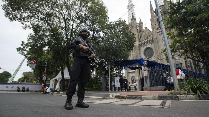 PENGAMANAN MISA PASKAH GEREJA KATEDRAL JAKARTA Polisi berjaga saat akan berlangsungnya ibadah Misa Paskah di Gereja Katedral, Jakarta, Minggu (4/4/2021). Sekitar 150 personel gabungan dari TNI, Polri, Satpol PP dan Dishub DKI dikerahkan untuk mengamankan pelaksanaan Misa Paskah di gereja setempat untuk meminimalisir potensi gangguan keamanan. ANTARA FOTO/Aditya Pradana Putra/foc.