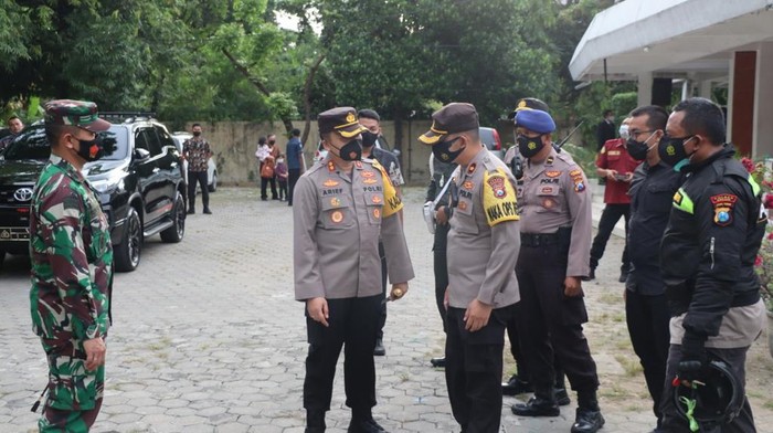 Polisi memastikan perayaan Paskah di Gresik berjalan khidmat dan aman. Polres Gresik bersama Kodim 0817 serta Satpol PP patroli pengamanan di gereja.
