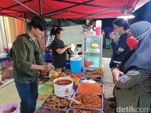 Tampan dan Cantik! 5 Penjual Nasi Kece Ini Bikin Pembeli Salah Tingkah