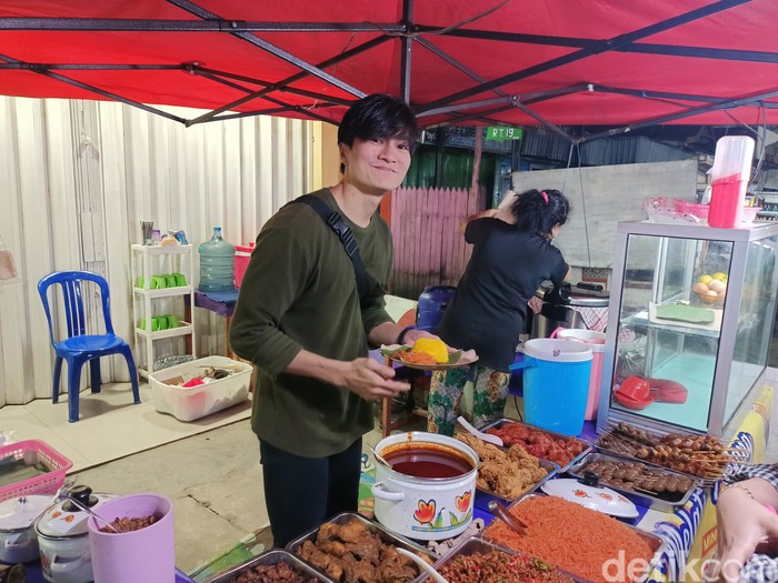 Penjual nasi kuning ganteng Wajahnya Mirip Lee Min Ho, Penjual Nasi Kuning Ini di Samarinda Ini Viral
