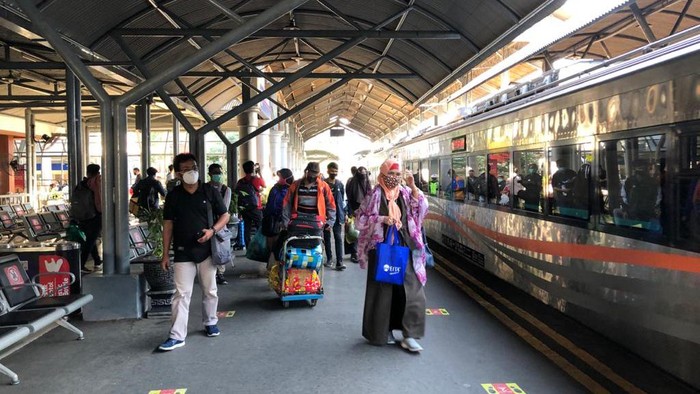 Pada long weekend kali ini, jumlah penumpang kereta di Daop 8 Surabaya tak mengalami kenaikan yang signifikan. Artinya, jumlah penumpang kereta masih normal seperti biasanya.