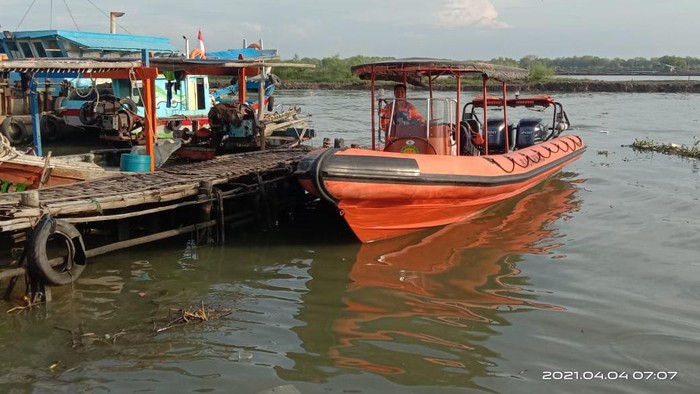 Petugas gabungan masih mencari 17 abk yang hilang di Indramayu