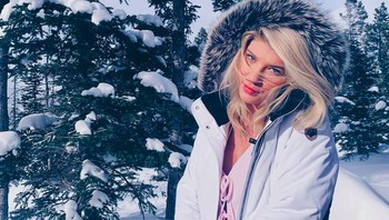 Kadang Phoebe memajang fotonya saat berakivitas atau berwisata. Foto: Instagram/@pheebeegates