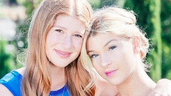 Bersama sang kakak sulung, Jennifer. Foto: Instagram/@pheebeegates