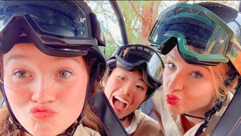 Ia punya banyak teman akrab. Foto: Instagram/@pheebeegates