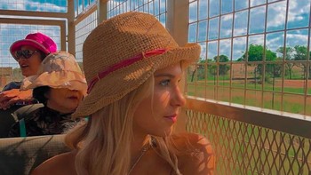 Blessed bisa berada di Afrika Selatan, tulisnya dalam caption foto ini. Foto: Instagram/@pheebeegates