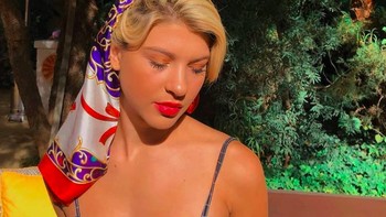 Penampilannya bak model. Foto: Instagram/@pheebeegates