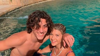 Di akun Instagram-nya, Phoebe belum lama ini memajang fotonya di kolam renang bersama pria ini yang bernama Chaz Flynn. Happy birtday my love, tulisnya dalam caption, mengindikasikan bahwa Flynn adalah pacarnya. Foto: Instagram/@pheebeegates