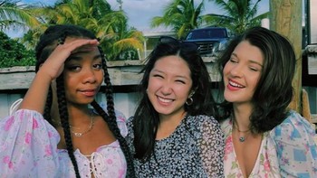 Phoebe akan segera lulus SMA dan belum diketahui di mana akan kuliah. Foto: Instagram/@pheebeegates