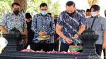 Potret AHY Tabur Bunga di Makam Sarwo Edhie