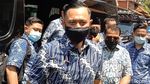 Potret AHY Tabur Bunga di Makam Sarwo Edhie