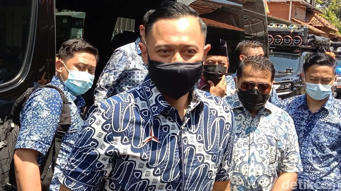 Ketum Partai Demokrat Agus Harimurti Yudhoyono (AHY) berziarah di makam kakeknya Sarwo Edhie Wibowo. AHY tampak melakukan tabur bunga di makam kakeknya.