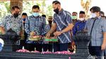 Potret AHY Tabur Bunga di Makam Sarwo Edhie