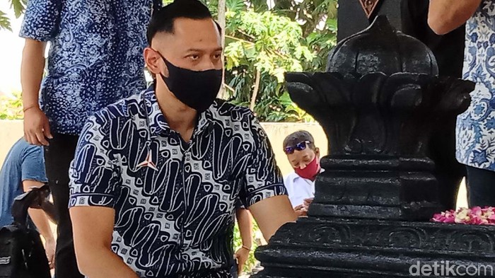 Potret AHY Tabur Bunga di Makam Sarwo Edhie Ketum Partai Demokrat Agus Harimurti Yudhoyono (AHY) berziarah di makam kakeknya Sarwo Edhie Wibowo. AHY tampak melakukan tabur bunga di makam kakeknya.