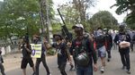 Potret Pendemo Myanmar Siaga dengan Senapan Angin