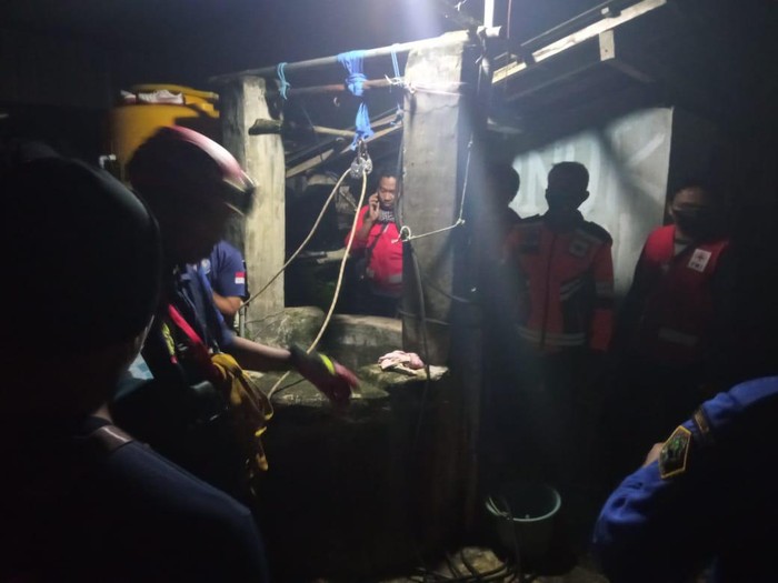 Seorang pria ditemukan tewas mengambang di dalam sumur. Korban yang menderita depresi ini terjun ke dalam sumur, ketika listrik di rumah yang ditempatinya padam. Korban biasanya takut kegelapan.