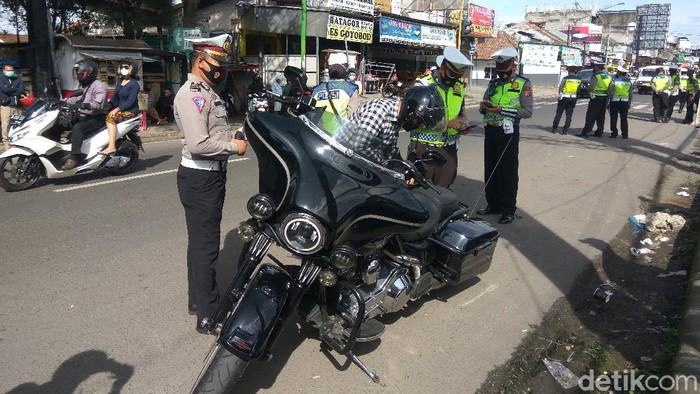 Puluhan bikers berknalpot bising dirazia polisi di Lembang