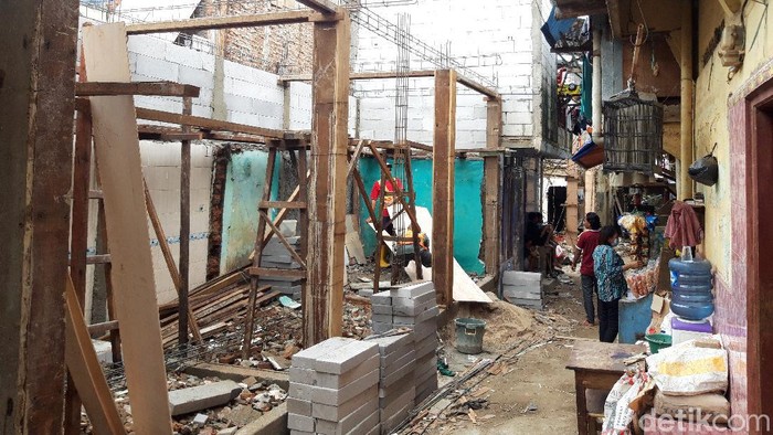 Renovasi rumah di Kampung Melayu, Jaktim.
